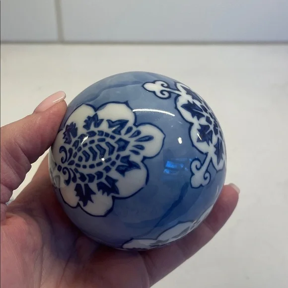 EUC- Set of 3 Blue and White Decorative Ceramic Spheres - Picture 3 of 4
